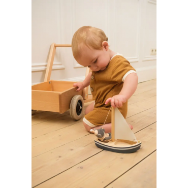 Bateau en bois avec petit...